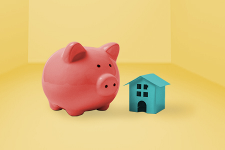 Gelber Hintergrund mit einem Sparschwein neben einem blauen Haus
